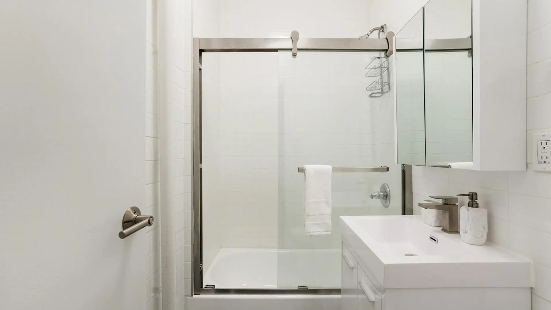 444-2E Modern 2Br Hell'S Kitchen Apartment New York